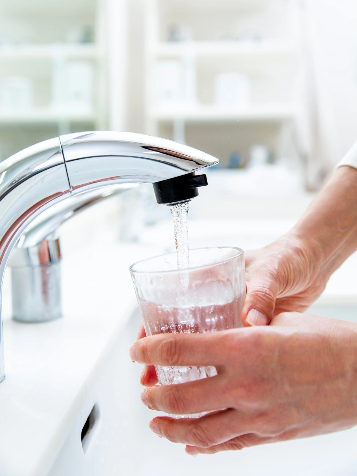 Eau adoucie provenant d'un robinet après l'installation d'un adoucisseur d'eau